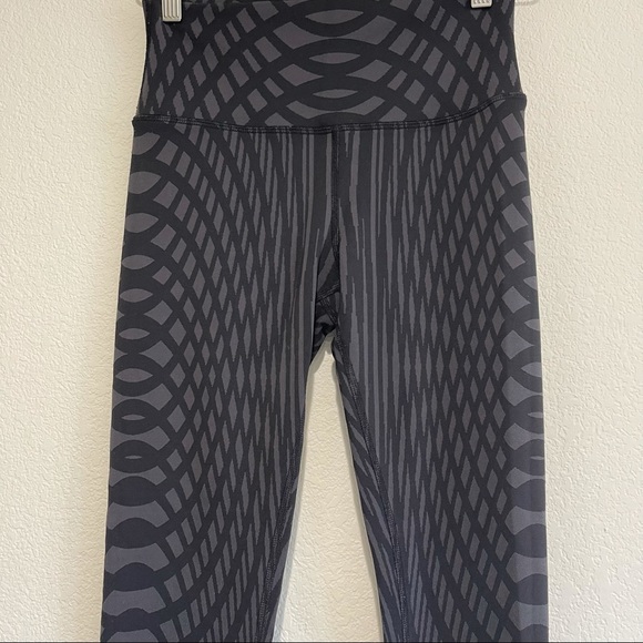 ALO YOGA Airbrush Engineered Print Leggings Size S - Picture 5 of 9